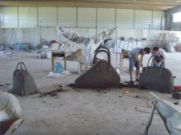 hj1709 箱包雕塑泥塑_青島國際服裝城不銹鋼雕塑、石雕、玻璃鋼雕塑_濱州宏景雕塑有限公司